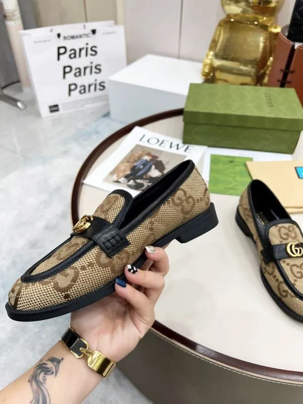 👟👟Ex-factory price 440👟👟 2022 new G family classic design loafers, made of V-shaped quilted effect leather, double G monogram evolved from Gucci, calf leather, mixed sheepskin lining, heel height 1.5 cm, original molded wear-resistant Tpu outsole. Code number 35-42,